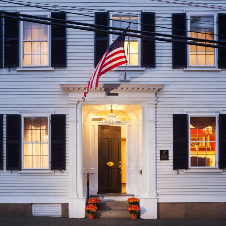 Harbor Light Inn