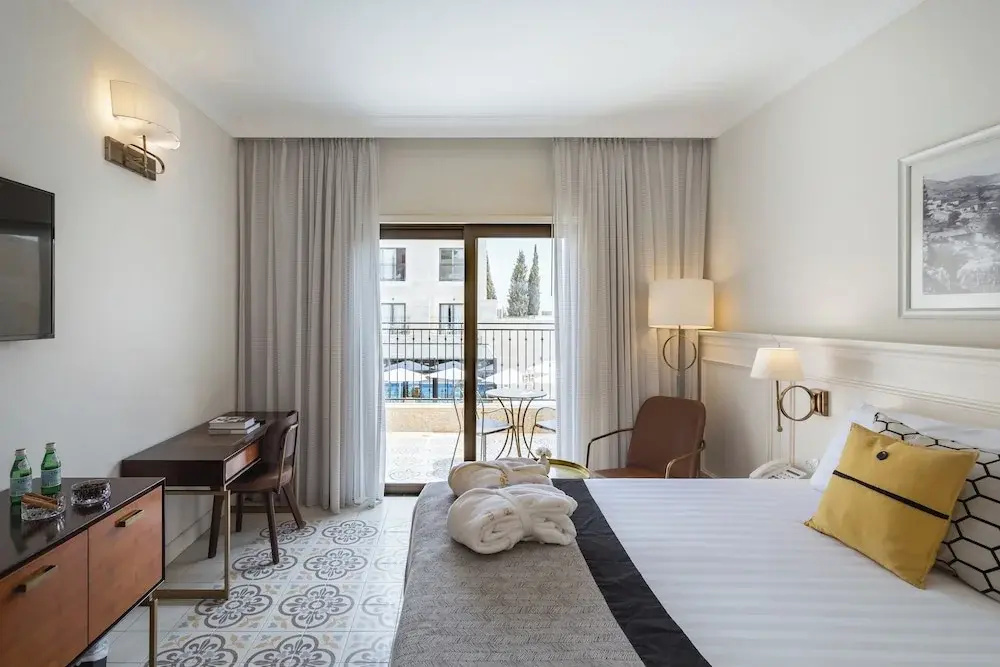 Deluxe room with balcony and with view