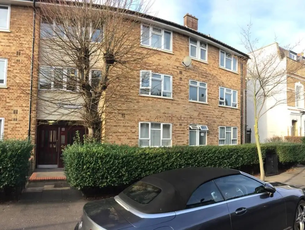 Spacious North London Flat With Balcony