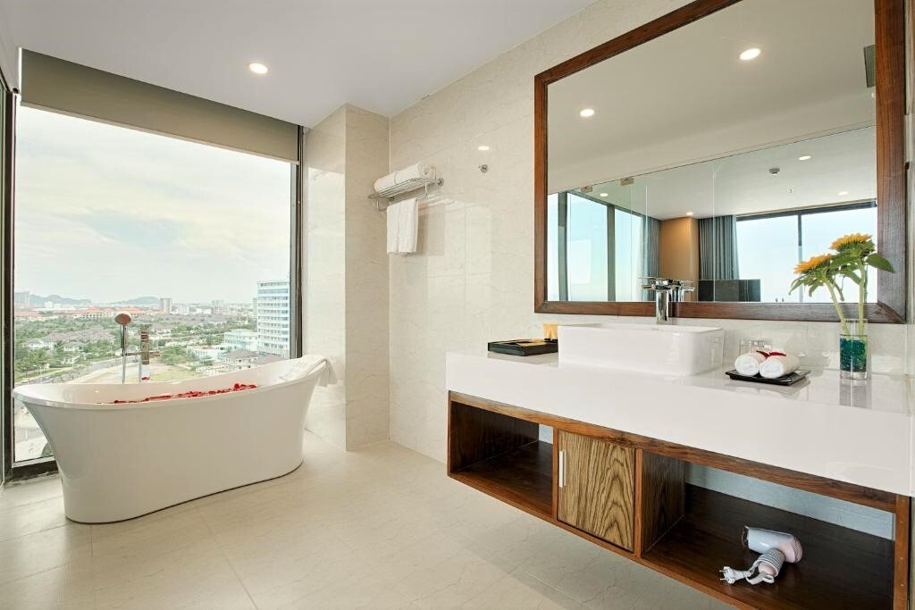 Yarra Ocean Suite Danang