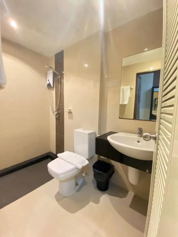 尊爵雙人房，設有陽台及雙人床