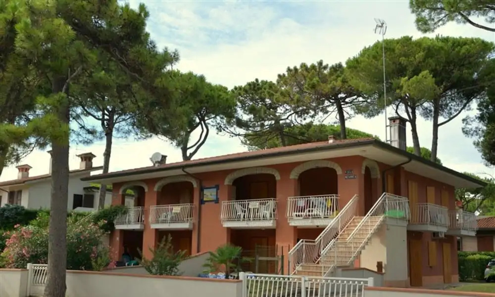 Cozy Beachside Apartment With Fenced Garden