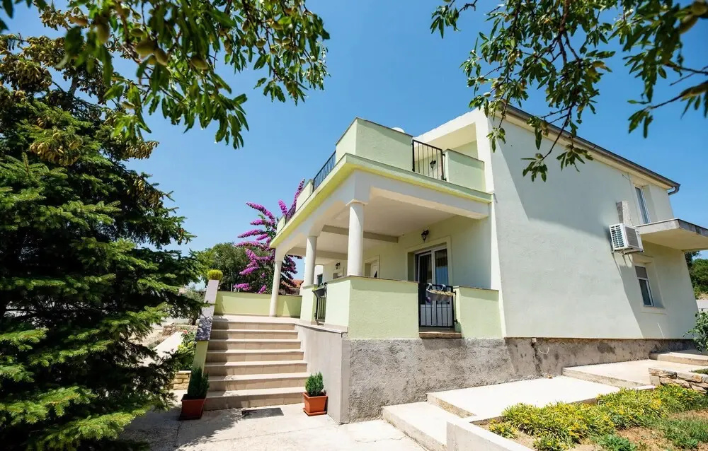 Stunning Home in Nadin With 5 Bedrooms, Wifi and Outdoor Swimming Pool
