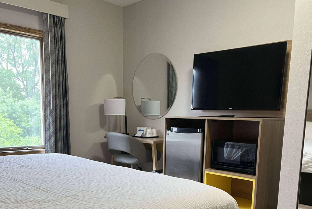 Days Inn by Wyndham Hutchinson — 3
