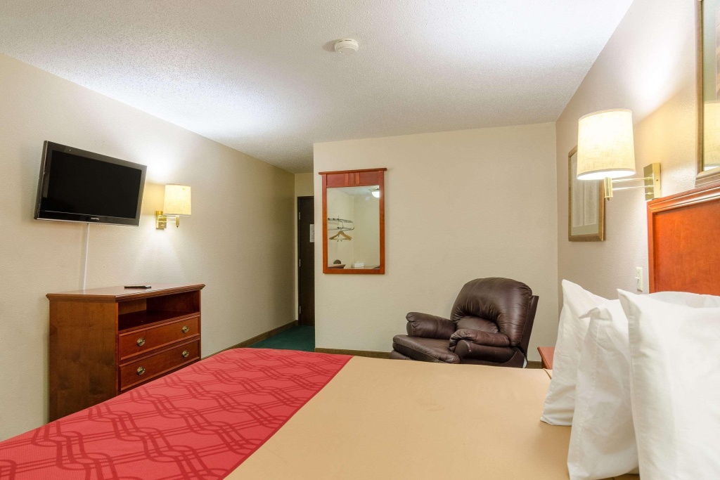 Rodeway Inn Mitchell — 3