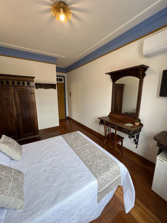 Standard Double Suite with mountain view full double bed