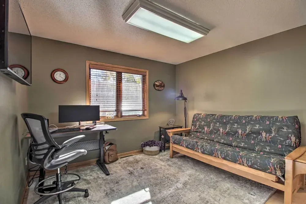 Cabin w/ Fire Pit & Movie Room, 1 Mi to Lake — фото 3