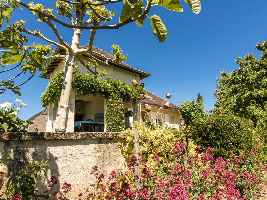 Cozy Villa in Saint-Bonnet-La-Rivière with Swimming Pool