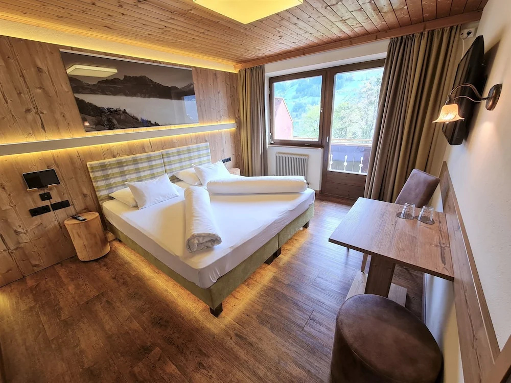 Standard Double room with balcony and with mountain view (full double bed)