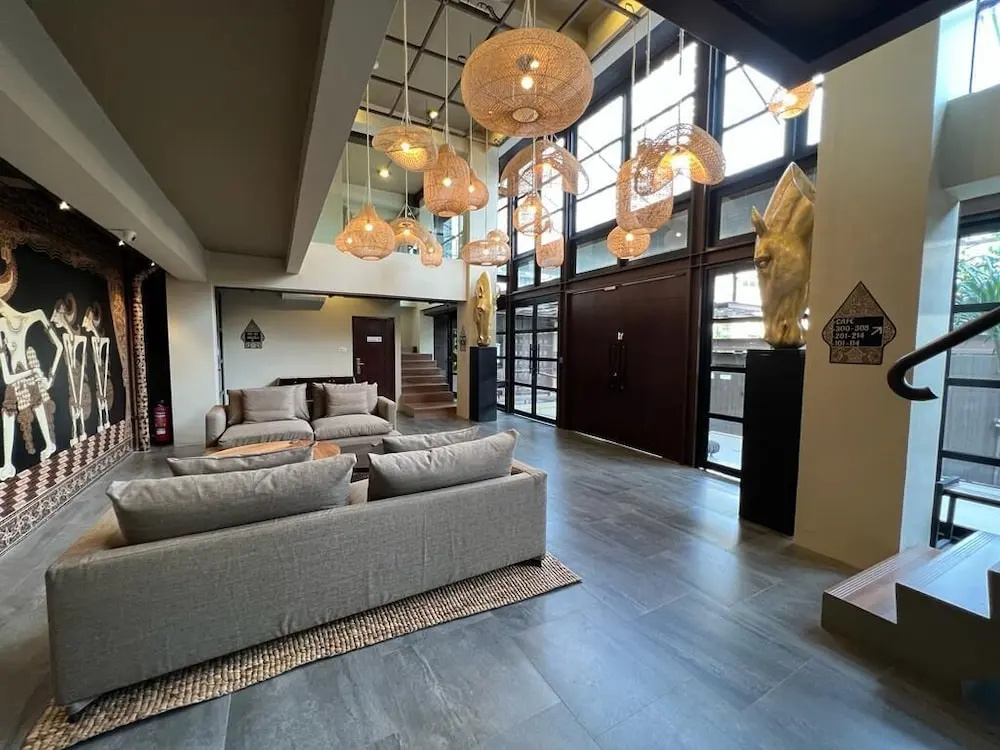 Lobby & Reception
