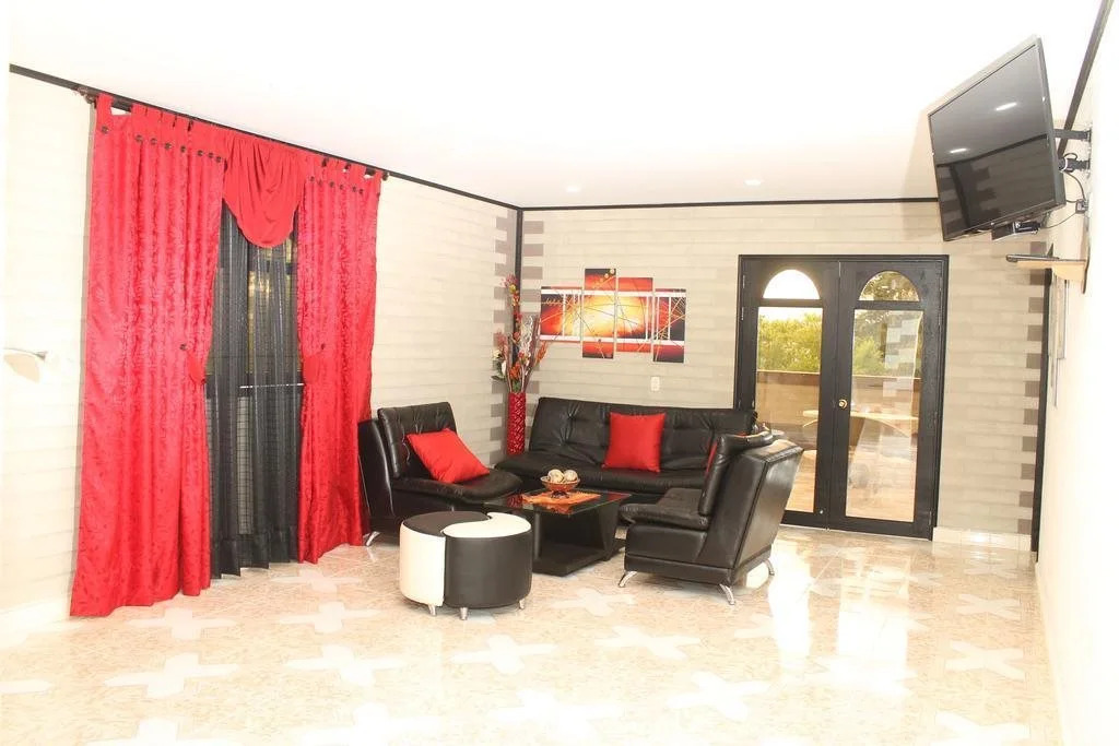 Hollywood Paradise Hotel