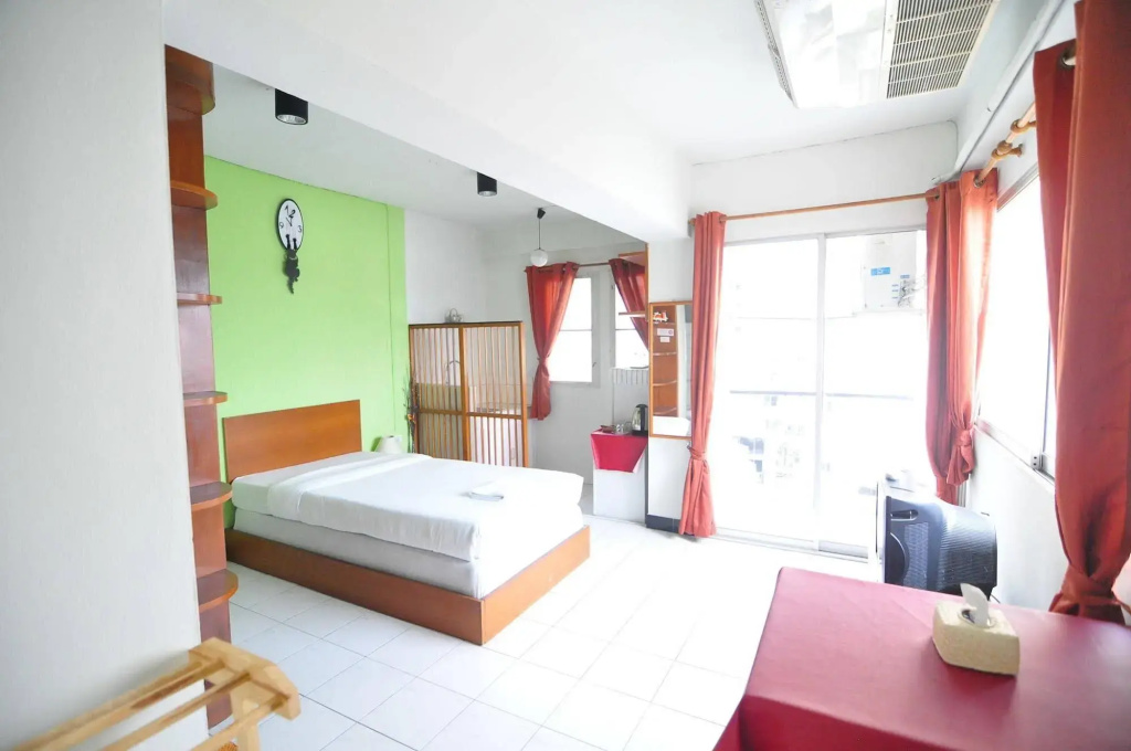Отель The Living Room Serviced Apartment в Бангкоке