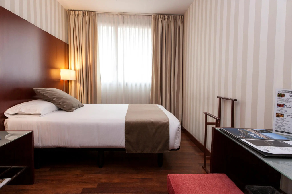 Double room (full double bed)