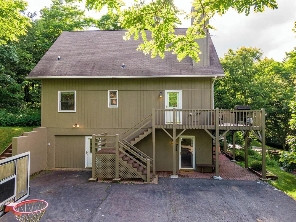 Sky High Chalet Blowing Rock Home With hot Tub, Pool Table, Bunk Room, and Fire pit