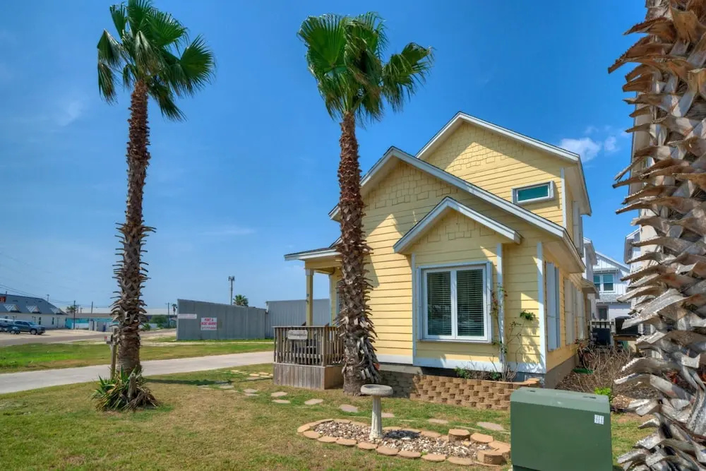 Surf Shack by Avantstay Pool, Near Eateries&bars