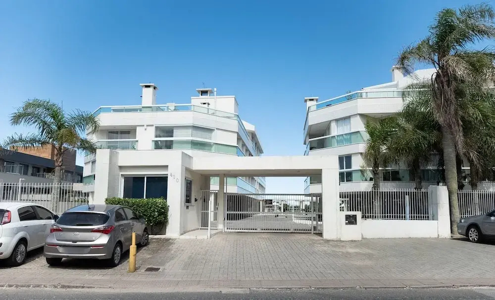 Beachfront Condominium w/ Pool in Morro das Pedras - Pros