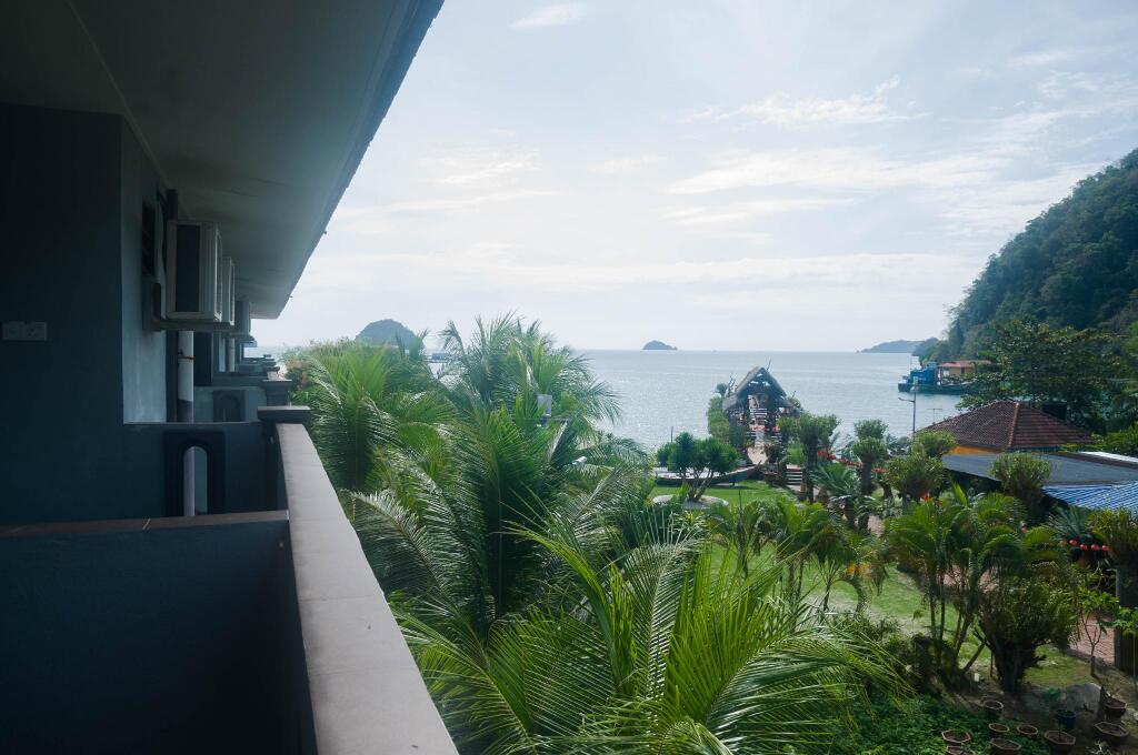 Penarak Bamboo Beach Motel