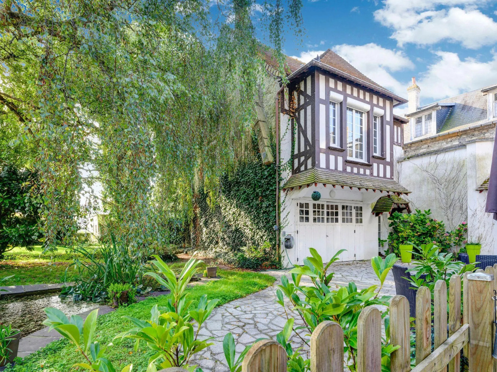 Beautiful Apartment in Isigny-sur-Mer with Private Terrace