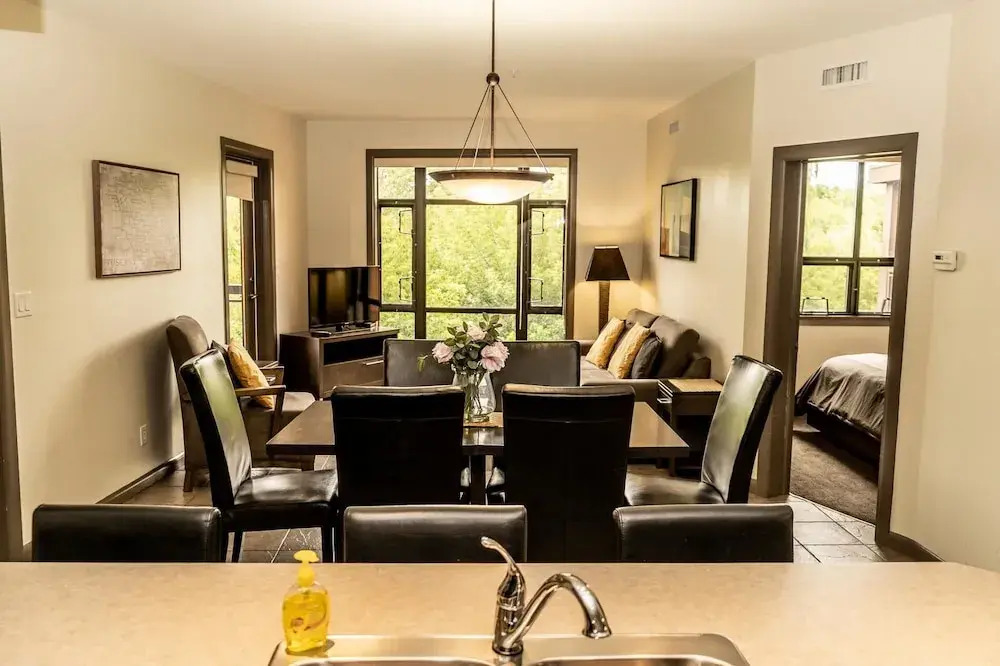 Bright Corner Apartment w/ Lake View #418 - фото 4