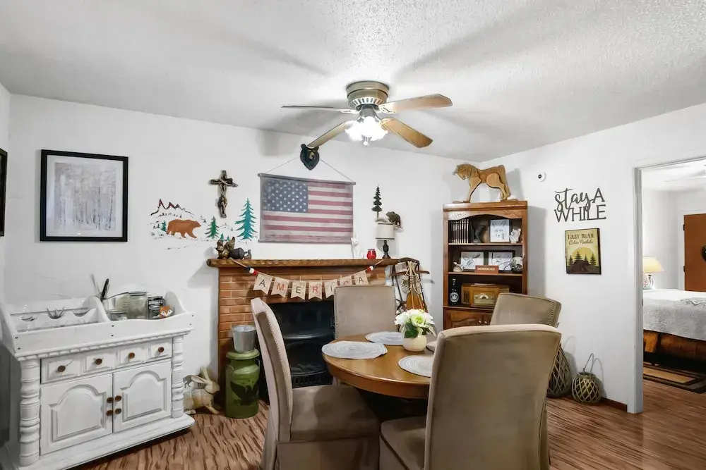 Eagle's Nest - Hot Tub, Deck & Prime Location 2 Bedroom Cabin - фото 11