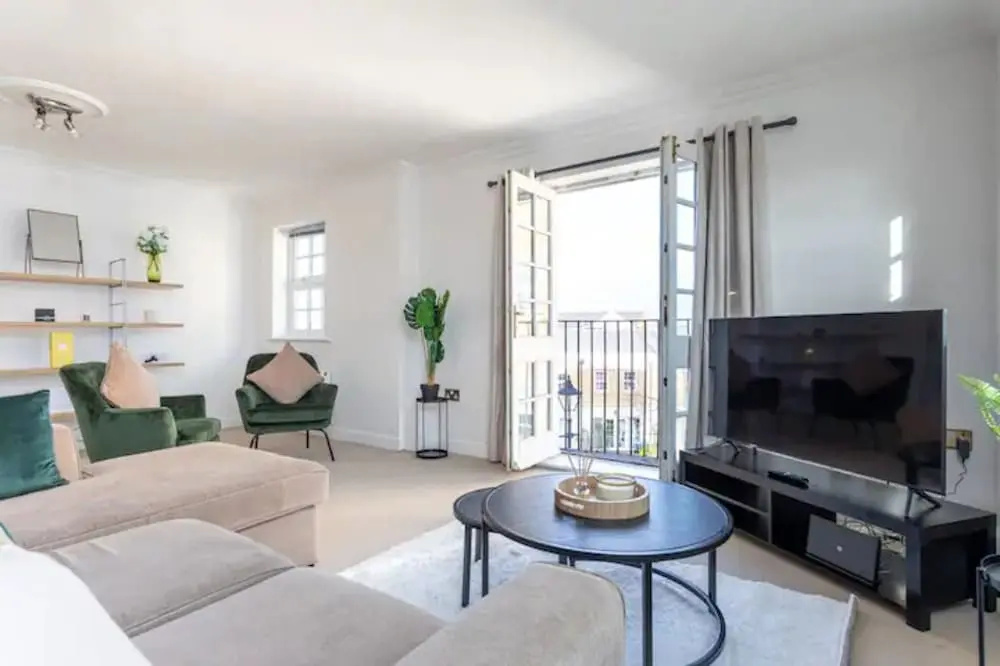 Spacious 3 Bedroom Apt With Parking