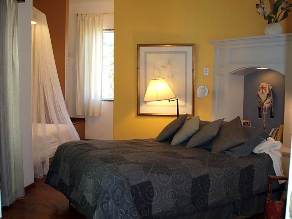 Lundeen Inn Of The Arts by null