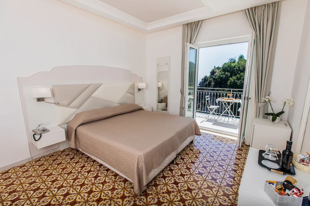Deluxe Triple room with balcony and with sea view
