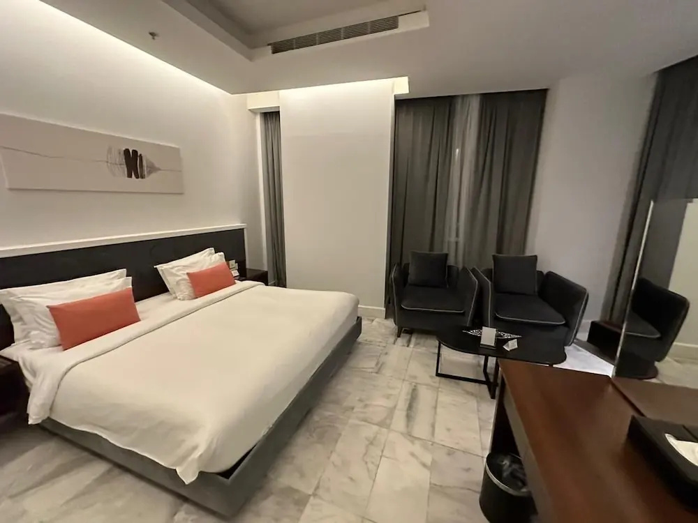 Deluxe Double room (full double bed)