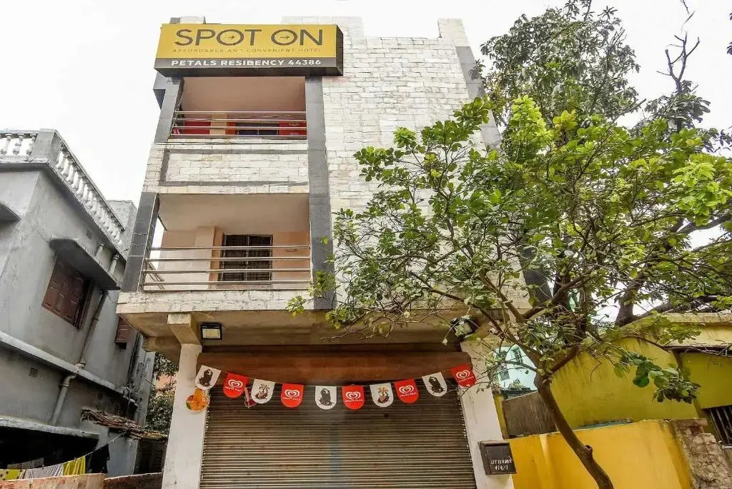 Petals Residency by OYO Rooms