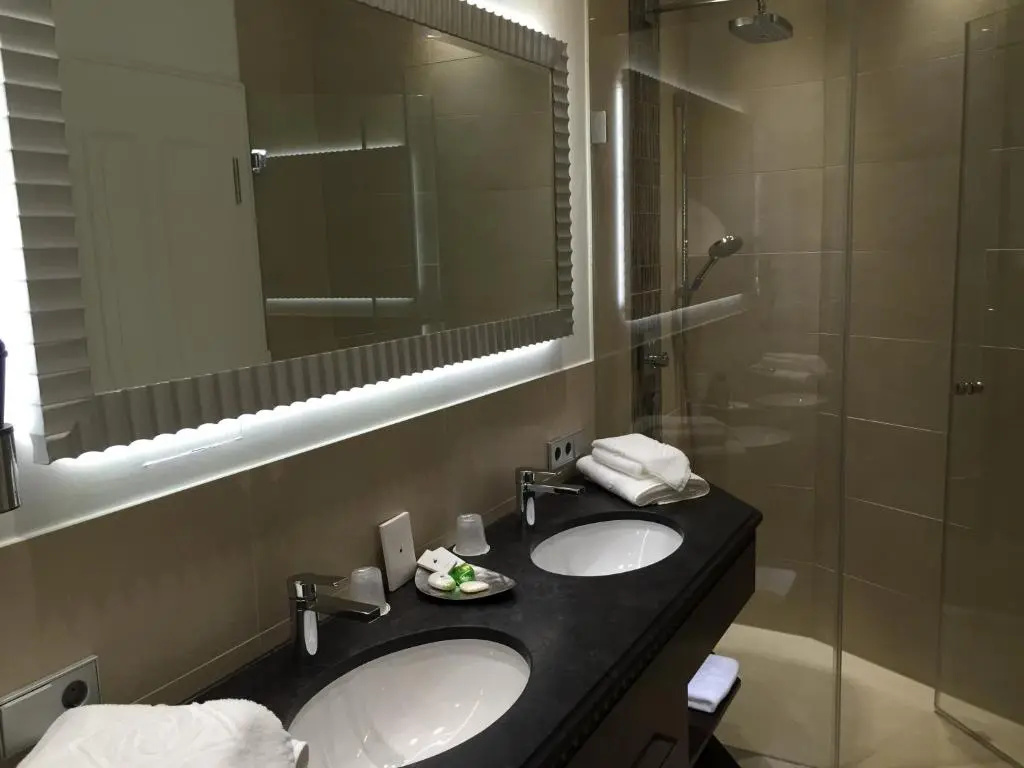 Deluxe Double room (full double bed)
