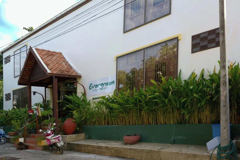 RedDoorz Plus Evergreen Boutique Hotel