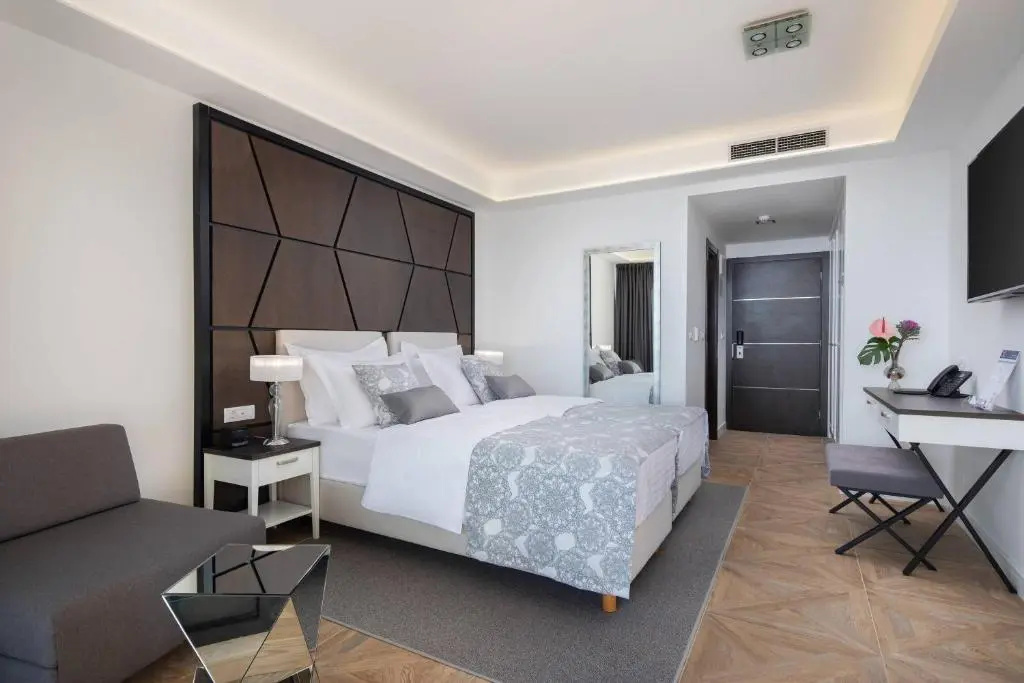 Standard Double room with pool view (twin beds)