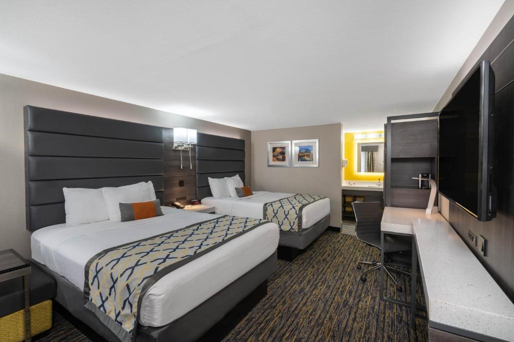 Baymont by Wyndham Murfreesboro Room Type - Standard Quadruple room with street view