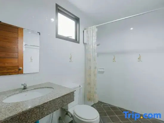 Двухместная студия с балконом двуспальная кровать в Kataonsea Bungalows