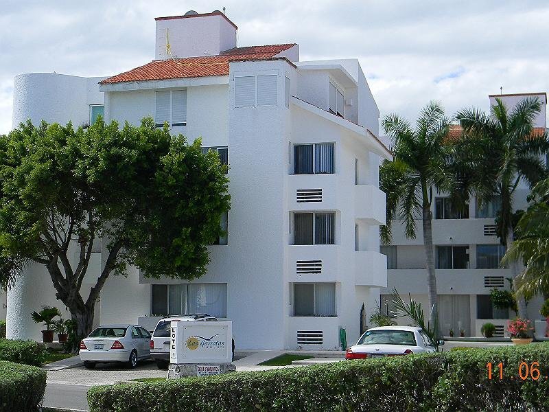 Las Gaviotas Apartments image