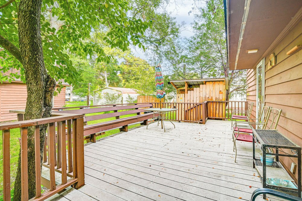 Half Mile to Beach: Murrells Inlet Home w/ Deck!