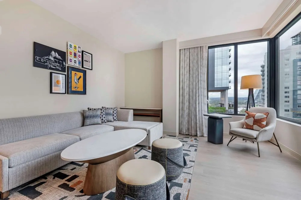 Двухместный люкс двуспальная кровать в Cambria Hotel Austin Downtown