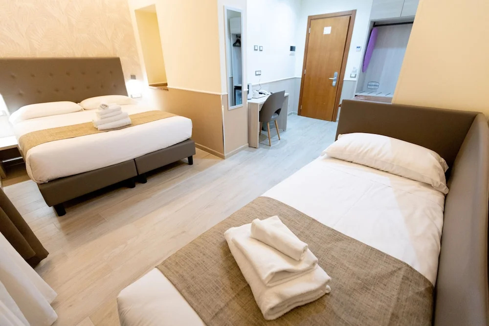 Standard Triple room with courtyard view