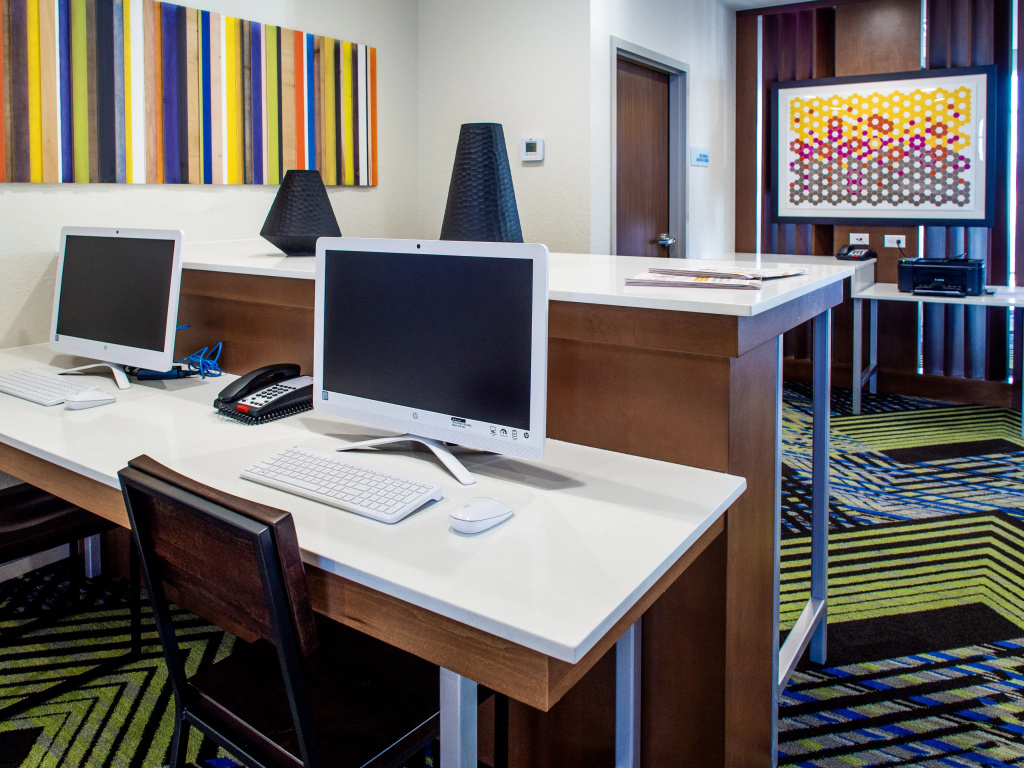 Holiday Inn Exp Stes Airport