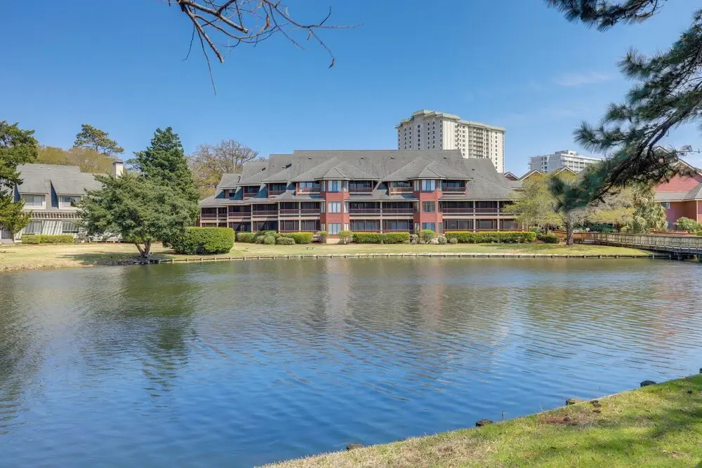 Beautiful Lakefront Condo: Easy Walk to the Beach!