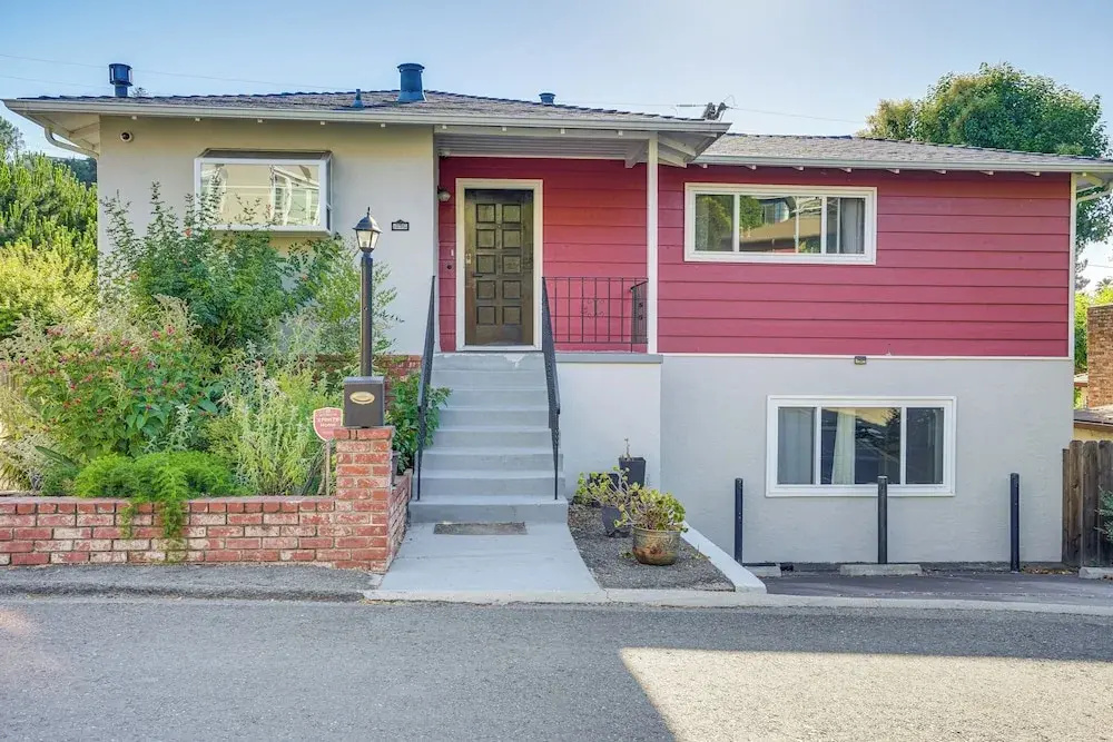 Charming Oakland Home w Fireplace & Deck