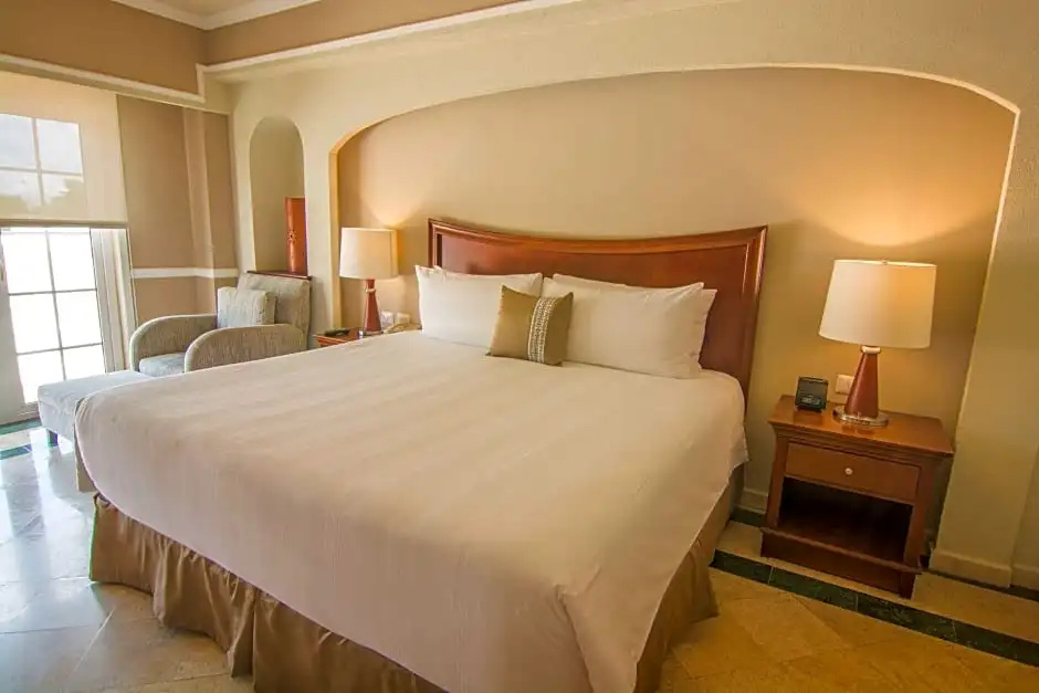 1 Bedroom Presidential Double Suite full double bed