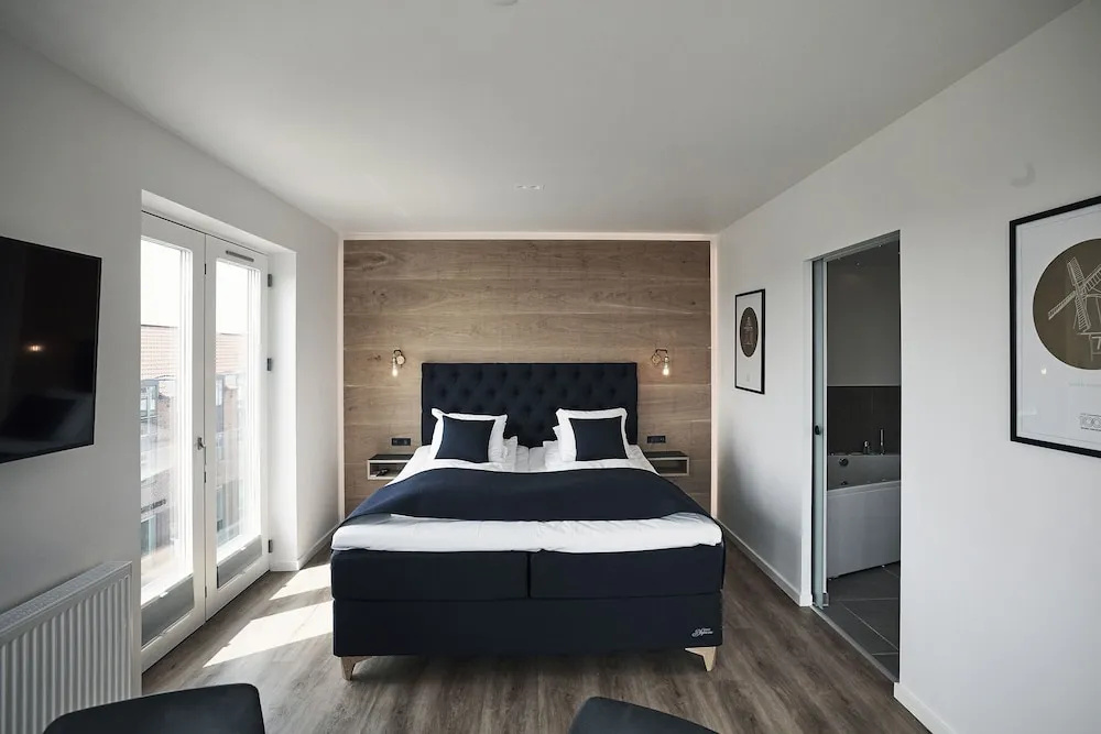 Double Suite with balcony (full double bed)