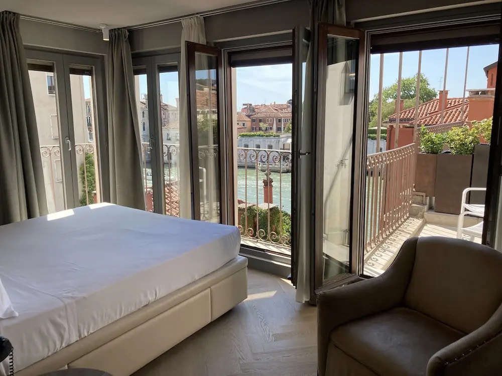 Standard Double room with balcony and with canal view (full double bed)