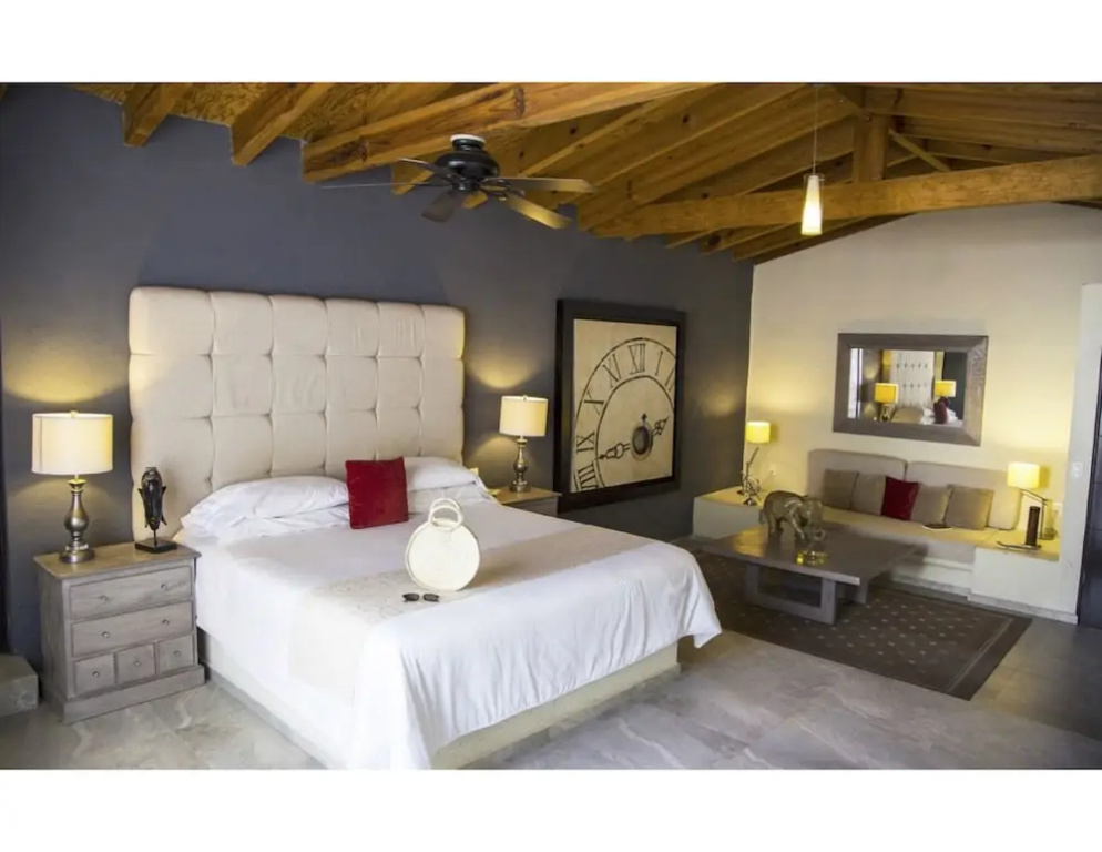 Grand room with balcony