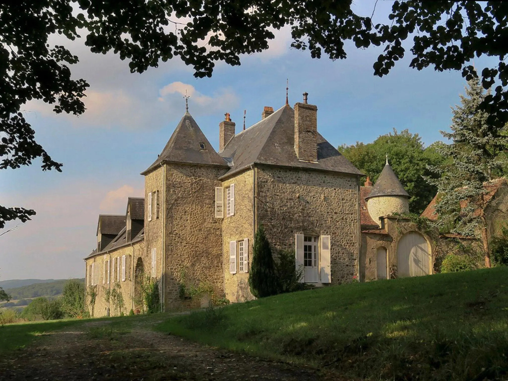 Cosy Castle in Onlay with Swimming Pool