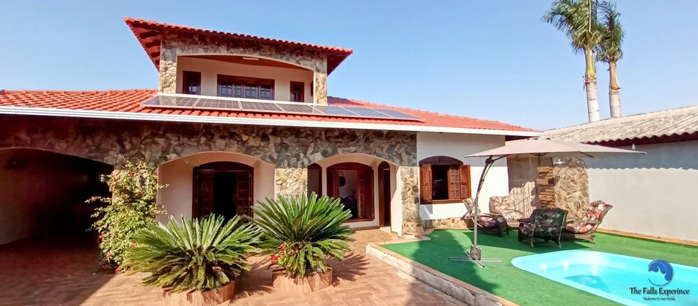 Casa com Piscina e Churrasqueira