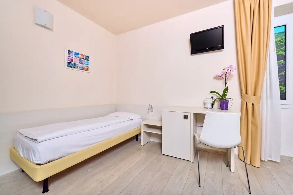 Standard Triple room with lake view