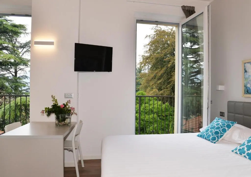 Superior Double room with lake view (full double bed)