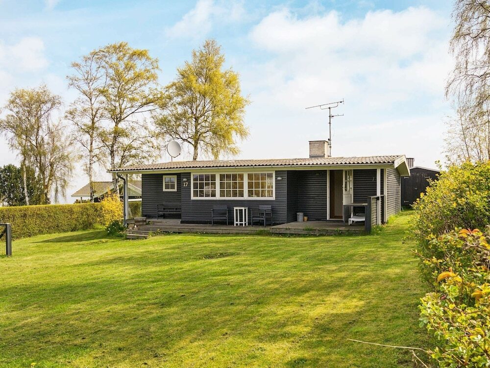 Отель Spacious Holiday Home in Bornholm Near Beachfront в Аллинге